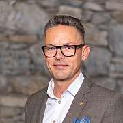 Food and Beverage Manager Portrait vom Assistant Food and Beverage Manager